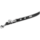 Schwarze Leder-Hundeleine mit silbernen Beschlägen und Nieten, mit einem kleinen 'HUNTER'-Logo-Anhänger.