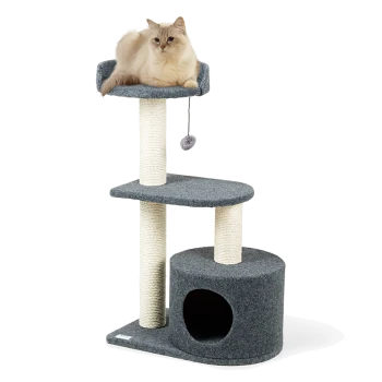 Eine flauschige beige Katze entspannt sich auf einem grauen mehrstöckigen Katzenbaum mit Kratzpfosten, einem gemütlichen Versteck und einem hängenden Spielzeug.
