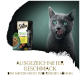 Eine graue Katze leckt sich die Lippen neben Sheba Nature's Collection Katzenfutter mit Huhn, Leinsamen und Tomaten. Text: "Ausgezeichneter Geschmack."
