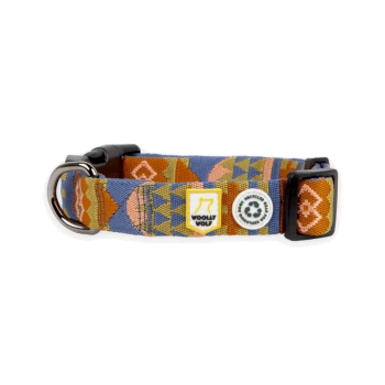 Bunter Hundehalsband mit geometrischen Mustern in Blau, Orange und Pink, mit dem Logo "WOOLLY WOLF" und dem Recycling-Symbol.