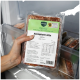 Hand hält vakuumversiegelte BARFER'S „Komplett‑Mix Lamm“ 500 g Rohfutterpackung in einem Gefrierschrank, Etikett und Fütterungstabelle sichtbar.
