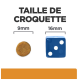 Image montrant deux tailles de croquettes pour animaux : une croquette ronde mesurant 9 mm à côté d'un dé bleu mesurant 16 mm, étiquetée "TAILLE DE CROQUETTE."