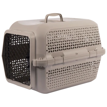 Transporteur pour animaux en plastique beige avec trous de ventilation et porte avant en métal noir, avec poignée supérieure pour le transport.