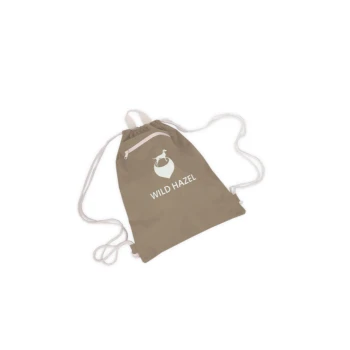 Eine beige Zugbeutel mit dem Text "WILD HAZEL" und einer Grafik eines Hundes innerhalb eines Herzlogos.