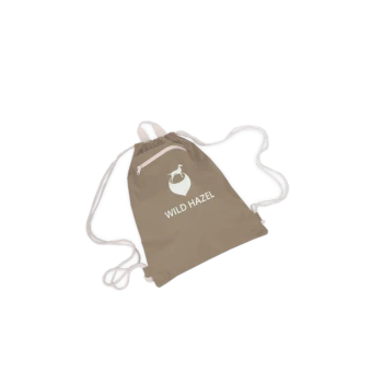 Eine beige Zugbeutel mit dem Text "WILD HAZEL" und einer Grafik eines Hundes innerhalb eines Herzlogos.