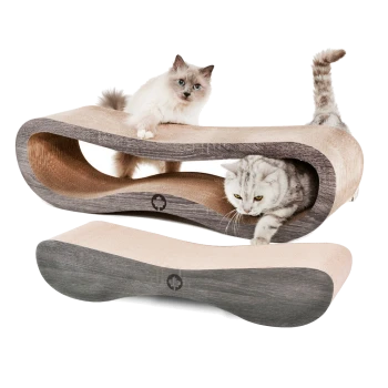 Zwei Katzen spielen auf einem modernen, geschwungenen Kratzbaum und Liege, die ein holzähnliches Design und eine weiche, strukturierte Oberfläche aufweisen.