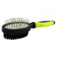 Eine doppelseitige Haustierpflegebürste mit einer Stiftbürste auf der einen Seite und einer Borstenbürste auf der anderen, mit einem schwarzen und leuchtend gelben Griff.