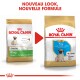 Deux sacs de nourriture pour chiens Royal Canin pour Pugs : à gauche "Junior" pour les chiots jusqu'à 10 mois, à droite "Puppy" avec une formule mise à jour.