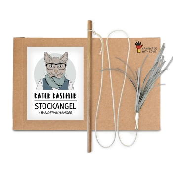 Verpackung für Katzenspielzeug mit einer Cartoon-Katze in Brille und Schal, beschriftet mit "KATER KASIMIR STOCKANGEL + BÄNDERANHÄNGER," enthält einen Stock und Bänder.