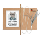 Verpackung für Katzenspielzeug mit einer Cartoon-Katze in Brille und Schal, beschriftet mit "KATER KASIMIR STOCKANGEL + BÄNDERANHÄNGER," enthält einen Stock und Bänder.