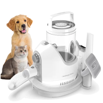 Ein weißer Haustierpflege-Staubsauger mit einem transparenten Staubbehälter und verschiedenen Aufsätzen, neben einer Katze und einem Hund.
