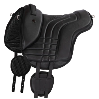 Schwarzer Ledersattel mit einem gesteppten Design, ausgestattet mit Netzpolsterung und verstellbaren Riemen für einen sicheren Sitz.