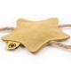 Ein sternförmiges, tanfarbenes Haustierspielzeug aus weichem Wildleder mit einem befestigten Naturseil, mit einem kleinen Etikett mit einem Blattlogo.