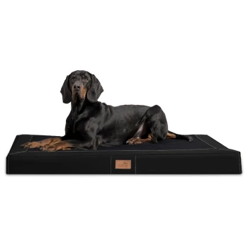 ® OSCAR VISCO Orthopädische Hundematratze Kunstleder Velours Hundebett schwarz 1 m, 11 cm, 80 cm Ein schwarzer Dobermann, der bequem auf einem großen schwarzen Haustierbett mit einem Lederetikett liegt und ein schlankes, modernes Design zeigt.