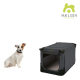Ein weißer Hund sitzt neben einer grauen tragbaren Haustierbox mit einer Frontöffnung, mit dem MÆLSON-Logo und dem Text "smart dog solutions."