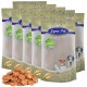 Eine Sammlung von Lyra Pet natürlichen Hundeleckerlis in mehreren Tüten, mit einem Haufen runder, brauner Leckerlis davor.