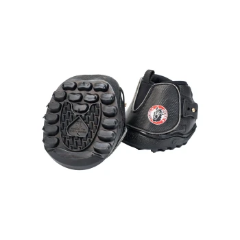Schwarze Haustierstiefel mit strukturierten Gummisohlen, mit einem Logo an der Seite, entworfen zum Schutz von Hundepfoten.