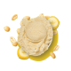 Löffel mit cremigem Erdnussbutter- und Bananengeschmack Haustiersnack mit Erdnüssen und Bananenscheiben auf gelbem Hintergrund.