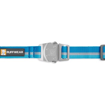 Blaues Hundehalsband mit einer silbernen Schnalle, mit einem schwarzen 'RUFFWEAR'-Label und grauen Streifen.