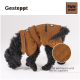 Ein schwarzer Hund, der eine stilvolle braune gesteppte Jacke trägt, mit dem Text "Gesteppt" und "Edel gesteppt und leicht wattiert" sichtbar.