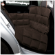 Braune, gesteppte Autositzabdeckung für Haustiere, die auf dem Rücksitz eines silbernen Autos positioniert ist, um die Polsterung zu schützen.