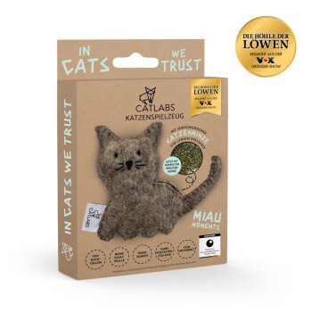 Filz-Woll-Katzenspielzeug mit dem Etikett "IN CATS WE TRUST", Katzenminze, handgefertigt, fairer Handel und einem goldenen Aufkleber von "DIE HÖHLE DER LÖWEN."