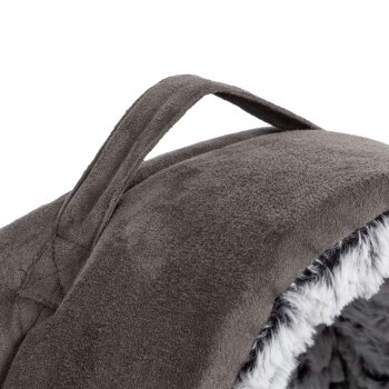 Graues Haustierbett mit einem weichen, plüschigen Innenraum und einem praktischen Griff oben für einfaches Tragen.