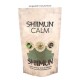 Verpackung für "SHIIMUN CALM," ein Haustier-Nahrungsergänzungsmittel mit einer natürlichen Shiitake-Pilzformel, mit Symbolen für Inhaltsstoffe und Vorteile.
