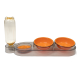 Futternapfstation für Haustiere mit zwei orangefarbenen Schalen, einer Wasserflasche und einer grauen Grundplatte.
