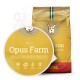 Hundefutterbeutel mit der Aufschrift "Opus Farm", mit einer getreidefreien Formel, hohem Protein- und niedrigem Kohlenhydratgehalt, mit verspielten Hundillustrationen.