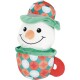 Plüsch-lächelnder Schneemann mit grünem Hut und orangefarbener Karottennase, sitzend in einer türkis-orange gemusterten Tasse mit rotem Henkel.