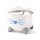 Une fontaine à eau en forme de chat mignonne en blanc et gris, avec un nez et des moustaches bleus, et de l'eau s'écoulant du haut.