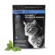 Nahaufnahme des Gesichts einer Katze auf einer Verpackung für Nahrungsergänzungsmittel mit der Aufschrift "PETCARE PETCAT HEALTH 3502", die Gelenkunterstützung für alle Rassen bewirbt.