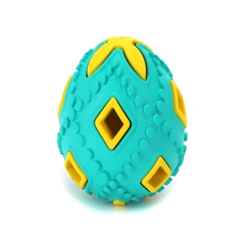 Blauer und gelber strukturierter Gummihundespielzeugball mit diamantförmigen Löchern auf weißem Hintergrund.