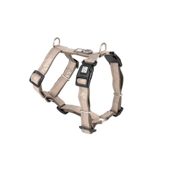 Beiges verstellbares Hundegeschirr mit schwarzer Kunststoffschnalle und Metallringen, mit "WAG WEAR"-Beschriftung an der Schnalle.