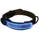 Een gloeiende blauwe hondenhalsband met een bruine riem, met het logo 'Dogs Creek' en iconen van de zon en bergen.
