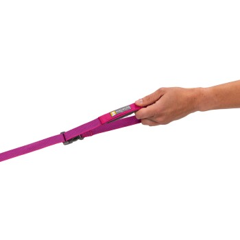 Eine Hand hält eine lebhaft pinke Hundeleine mit einem Ruffwear-Logo, die ihr robustes Design und die verstellbaren Eigenschaften zeigt.