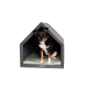 Ein schwarz-brauner Hund sitzt in einem gemütlichen grauen Hundehäuschen mit einem grünen Kissen und schaut neugierig aus dem Eingang.