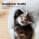 Eine verspielte calico Katze schaut aus einem grauen Filz-Haustierbett hervor. Text: "Natürlicher Wollfilz - Geruchneutral, selbstreinigend & antistatisch."