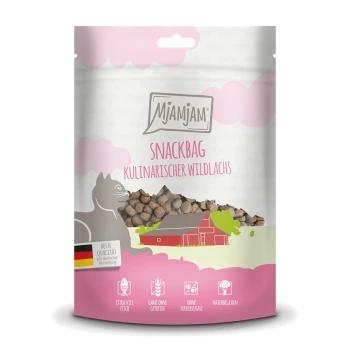 Rosa und weiße Snacktüte mit der Aufschrift 'Mjamjam Snackbag Kulinarischer Wildlachs' mit braunen Katzenleckerlis und Qualitätssymbolen, plus einer deutschen Flagge.