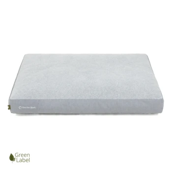 Ein graues rechteckiges Haustierbett mit einer weichen Oberfläche, mit dem Logo "Doctor Bark" an der Seite und einem "Green Label"-Emblem.