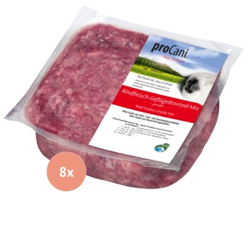 Rohes Hühnerfleisch auf einem weißen Hintergrund, mit einer ganzen Hühnerbrust und drei Hühnerfilets.