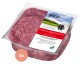Rohes Hühnerfleisch auf einem weißen Hintergrund, mit einer ganzen Hühnerbrust und drei Hühnerfilets.