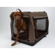Eine braune Haustierbox mit Netzseiten, in der ein Hund teilweise sitzt und ihr geräumiges Innere und robustes Design zeigt.