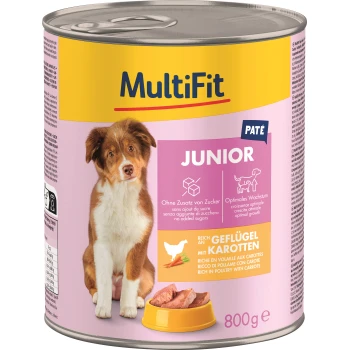 Dosenfutter für Hunde "MultiFit Paté Junior" mit einem braun-weißen Welpen, gekennzeichnet mit "keine zugesetzten Zucker", reich an Geflügel und Karotten.