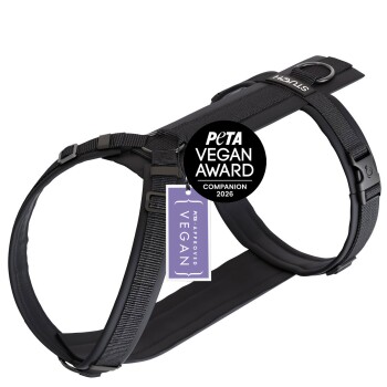 Schwarzes Hundegeschirr mit verstellbaren Riemen und einem Etikett, das "PETA APPROVED VEGAN" liest.