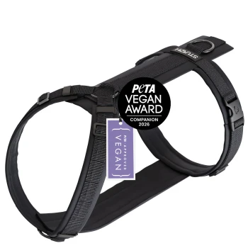 Schwarzes Hundegeschirr mit verstellbaren Riemen und einem Etikett, das "PETA APPROVED VEGAN" liest.