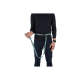 Eine Person in einem dunklen Langarmshirt und einer marineblauen Hose hält eine Hundeleine, die an einem Gürtel befestigt ist, und zeigt ein stilvolles Design.