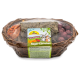 Ein Korb aus Weiden mit bunten Haustierleckereien und Heu, beschriftet mit "JR FARM Nager-Körbchen" und "Jetzt getreidefrei".