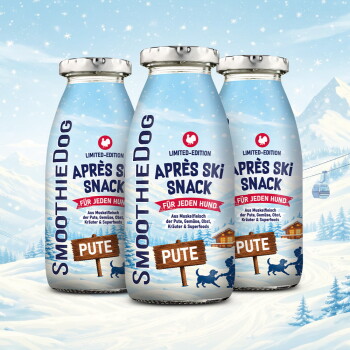 Drei blaue SmoothieDog 'Après Ski Snack'-Flaschen (Limited-Edition) mit den Aufschriften 'PUTE' und 'Für jeden Hund' auf verschneiten Pisten.